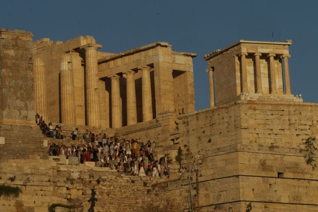 Η Ακρόπολη ως εμπόρευμα – “Δίνεις 30 ευρώ και δεν έχεις ούτε νερό”