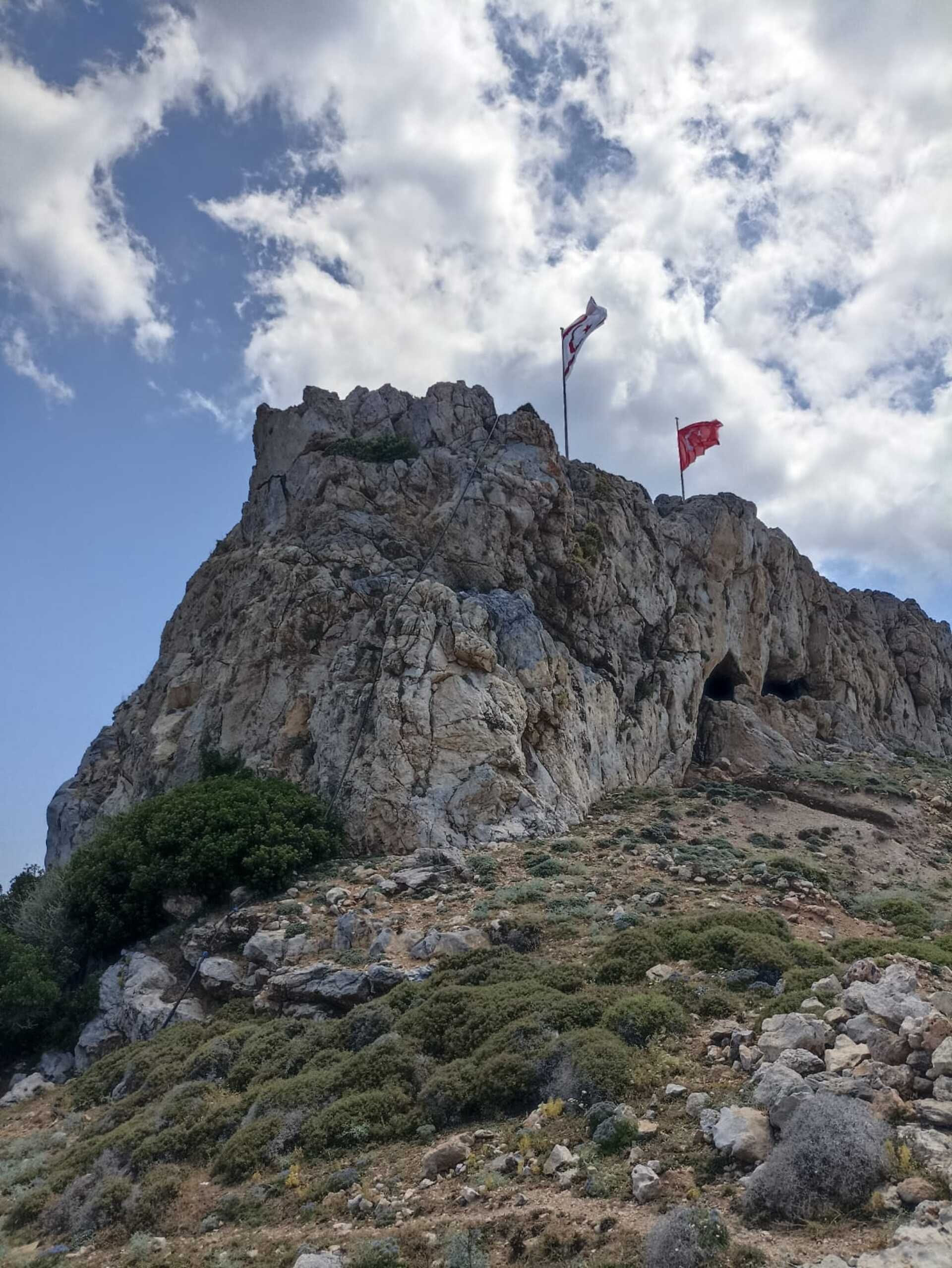 Τουρκικές σημαίες στο βορειονατολικότερο άκρο του νησιού