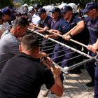 Αλβανία: Επεισόδια και άγρια καταστολή διαδηλωτών έξω από το κοινοβούλιο