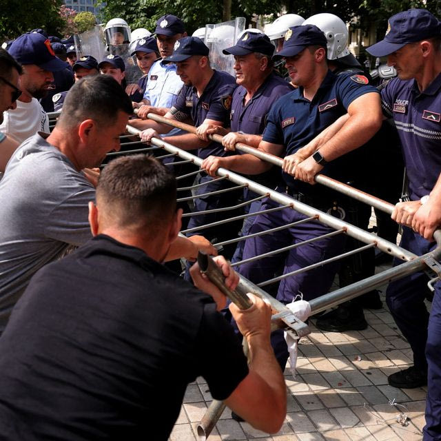 Επεισόδια και άγρια καταστολή διαδηλωτών έξω από το κοινοβούλιο