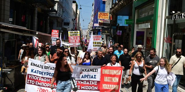 “Απαιτούμε ανθρώπινα ωράρια και τις Κυριακές μας” – Μαζική απεργία στο εμπόριο