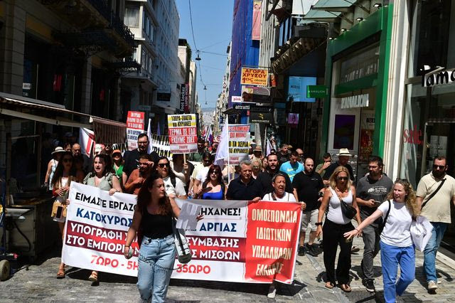 “Απαιτούμε ανθρώπινα ωράρια και τις Κυριακές μας” – Μαζική απεργία στο εμπόριο
