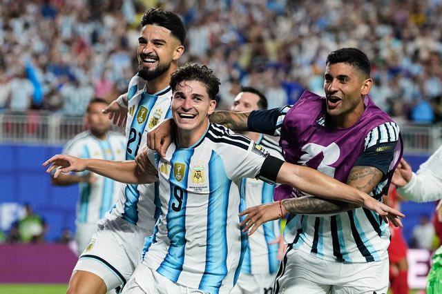 Μουντιάλ 2026: Αργεντινή – Ελβετία 3-1: O Άλβαρες ντύθηκε Μέσι και έστειλε την αλμπισελέστε στα ημιτελικά