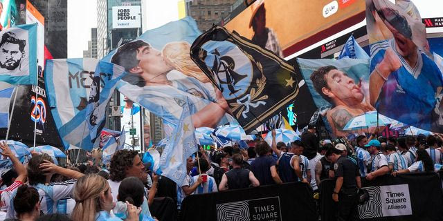 Μουντιάλ 2026: Βούλιαξε η Times Square από Αργεντινούς ενόψει τελικού