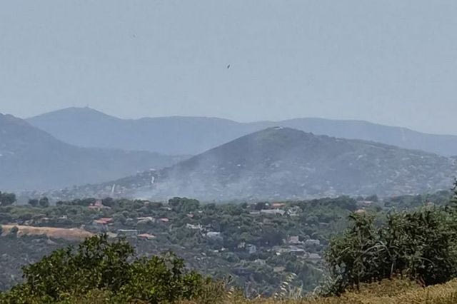 Αρτέμιδα: Φωτιά κοντά στο Δημαρχείο