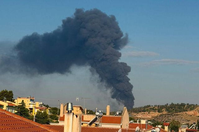Μεγάλη φωτιά σε εργοστάσιο στον Ασπρόπυργο – Μήνυμα για εκκένωση, δύο εγκαυματίες