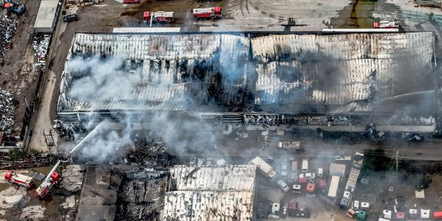 Ασπρόπυργος: Δύο συλλήψεις για την φωτιά στην επιχείρηση ανταλλακτικών