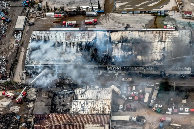 Ασπρόπυργος: Δύο συλλήψεις για την φωτιά στην επιχείρηση ανταλλακτικών