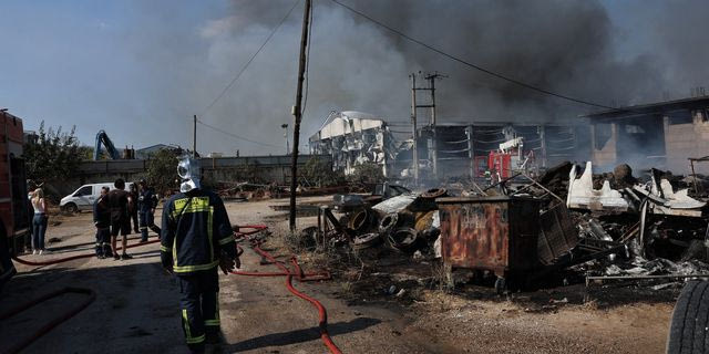 Μεγάλη φωτιά σε επιχείρηση ανταλλακτικών στον Ασπρόπυργο