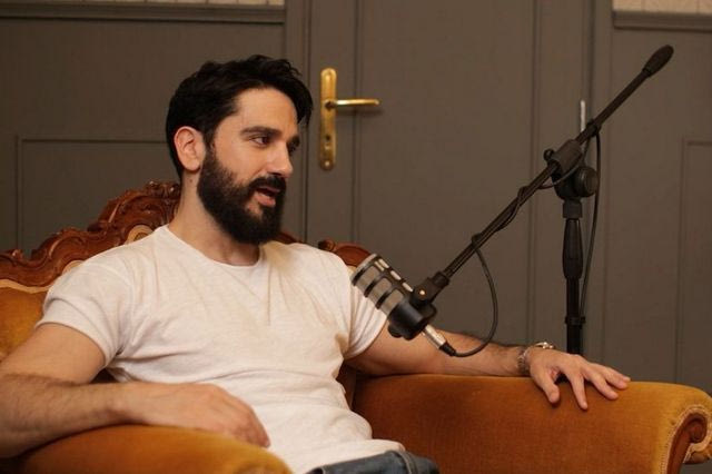 Διονύσης Ατζαράκης: “Ήμασταν επτά χρονών και ο πατέρας μου έλεγε να δούμε ειδήσεις”