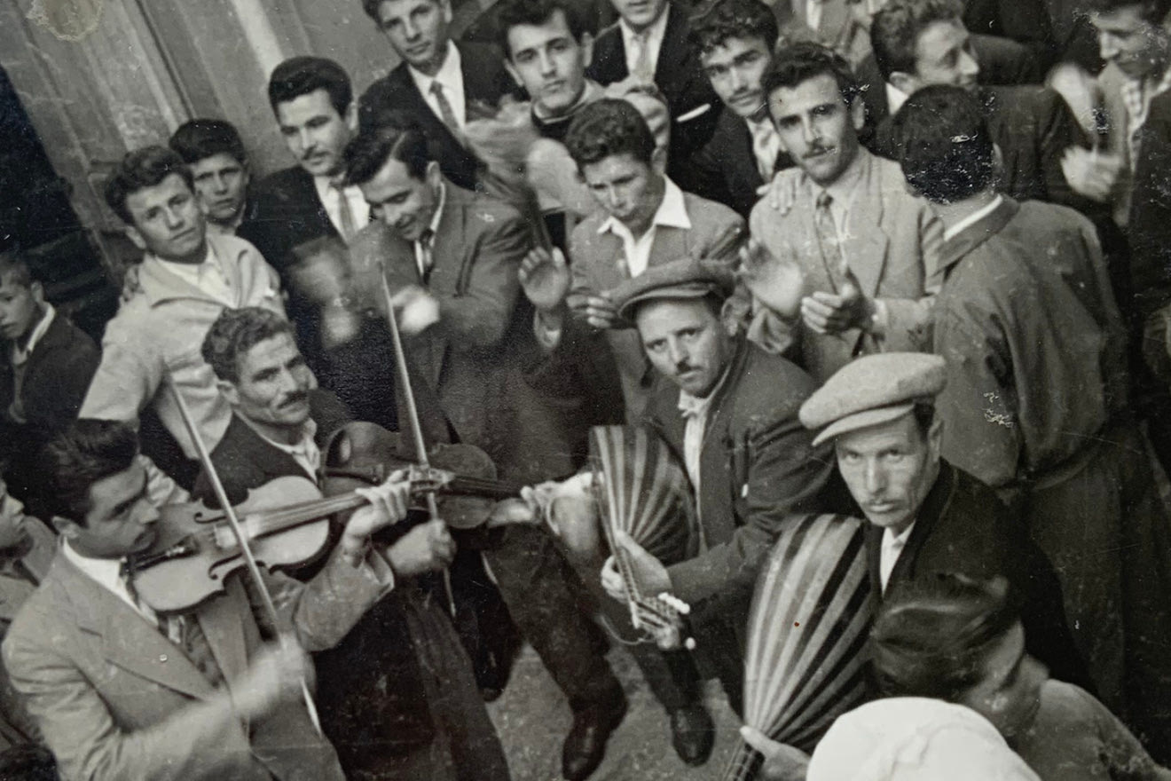 Όσο κρατάει ο Μπάλος: Η Κύθνος χορεύει τη μνήμη της