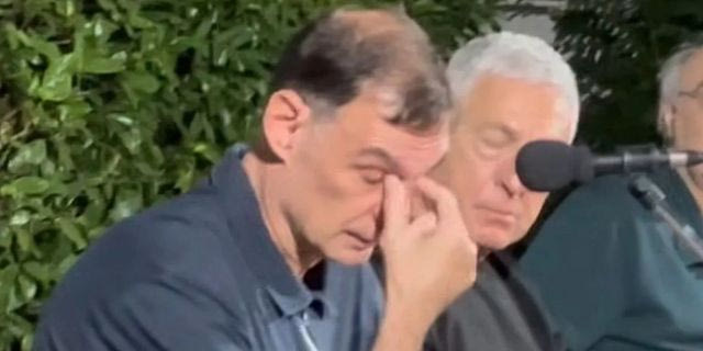 Συγκινήθηκε ο Μπαρτζώκας: “Ήθελα να αποτίσω έναν φόρο τιμής στον πατέρα μου”