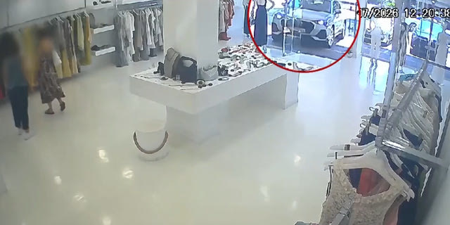 Βριλήσσια: Η στιγμή που οδηγός μπέρδεψε τις ταχύτητες και ”καρφώθηκε” σε κατάστημα