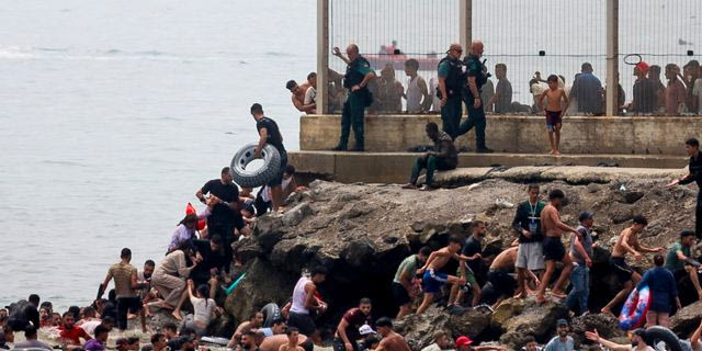 Θέουτα: Γιατί ξέσπασε τώρα η νέα μεταναστευτική κρίση στα σύνορα Ισπανίας–Μαρόκου