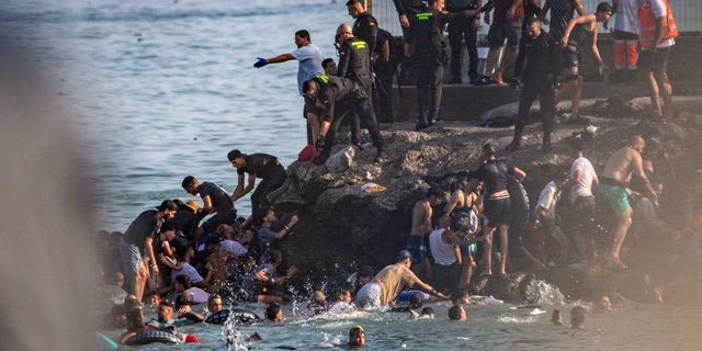 Χάος στη Θέουτα: Χιλιάδες μετανάστες πέρασαν στην Ισπανία – Τουλάχιστον 18 νεκροί