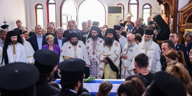 Ρέθυμνο: Ανείπωτη θλίψη στο τελευταίο “αντίο” στον 25χρονο πυροσβέστη