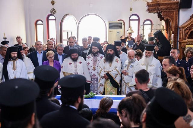Ρέθυμνο: Ανείπωτη θλίψη στο τελευταίο “αντίο” στον 25χρονο πυροσβέστη