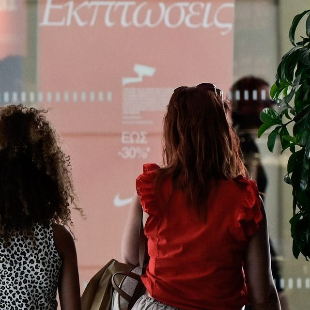 Θερινές εκπτώσεις: Κυριακή με ανοικτά καταστήματα – Τι ώρα κλείνουν