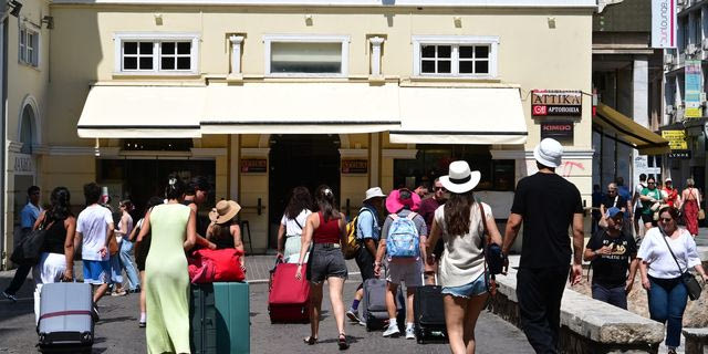 Aυξημένη η κίνηση στην Ερμού την πρώτη Κυριακή των θερινών εκπτώσεων