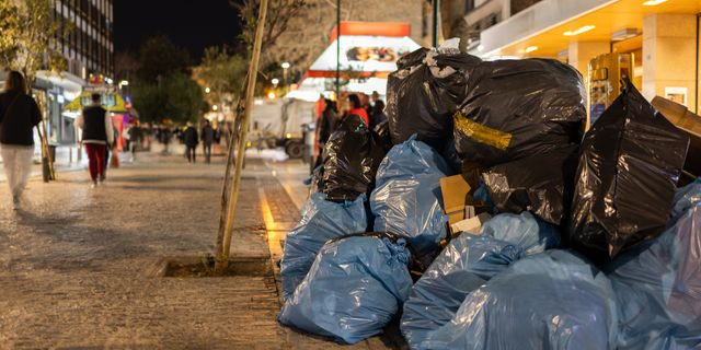 Γιατί δεν λύνεται το πρόβλημα με τα σκουπίδια στην Αθήνα