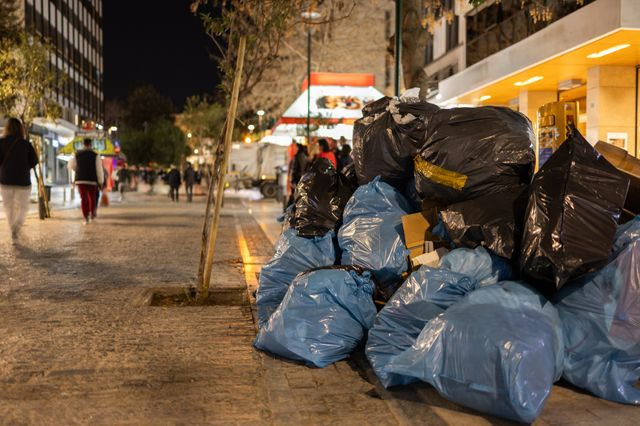 Γιατί δεν λύνεται το πρόβλημα με τα σκουπίδια στην Αθήνα