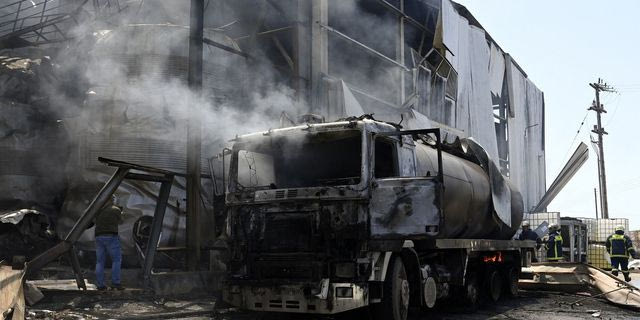 Έκρηξη και πυρκαγιά σε εργοστάσιο στα Εξαμίλια Κορινθίας