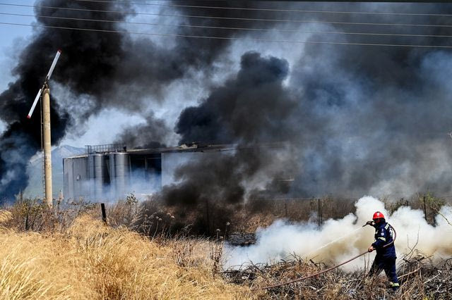 Έκρηξη και πυρκαγιά σε εργοστάσιο στα Εξαμίλια Κορινθίας