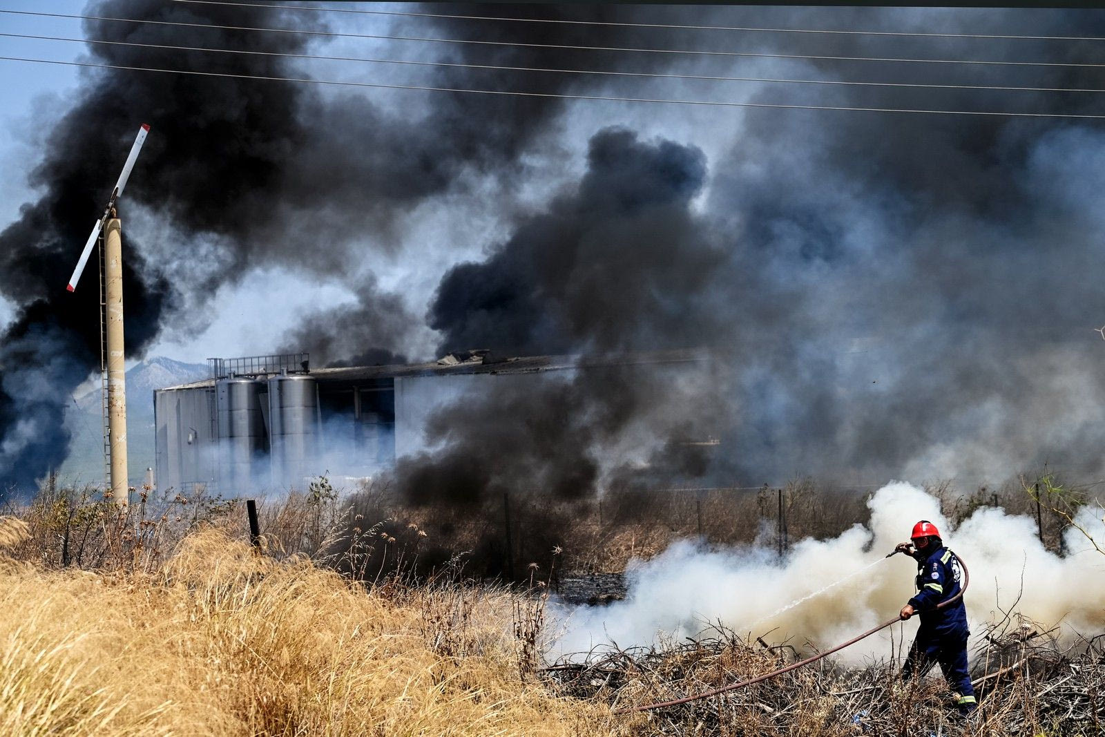 Έκρηξη και πυρκαγιά σε εργοστάσιο στα Εξαμίλια Κορινθίας
