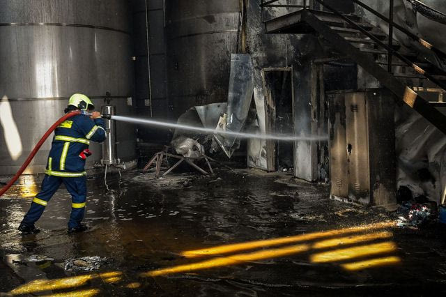 Εξαμίλια Κορινθίας: Σε μείγμα αλκοόλης και ξυδιού 13.000 λίτρων η φονική έκρηξη