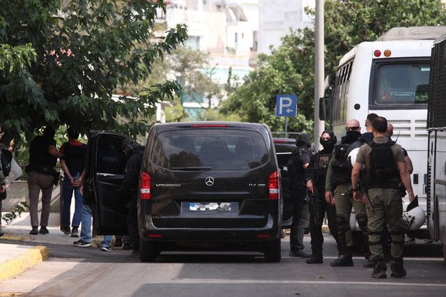 Marfin: Προθεσμία για την Τρίτη πήραν οι δύο συλληφθέντες