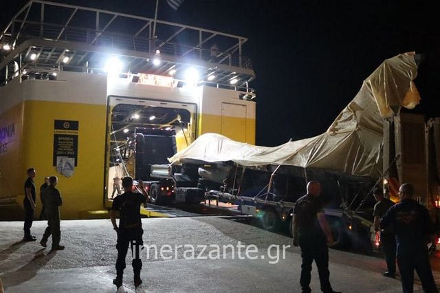 Ζάκυνθος: Αναχώρησε με πλοίο το αεροσκάφος F-16 που είχε κάνει αναγκαστική προσγείωση – Βίντεο
