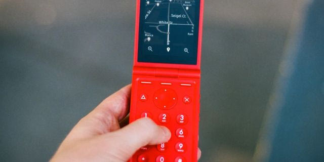 Κουράστηκες με τα smartphones; Νέο flip phone “σπάει” την εξάρτηση και αποθεώνει τα ’90s