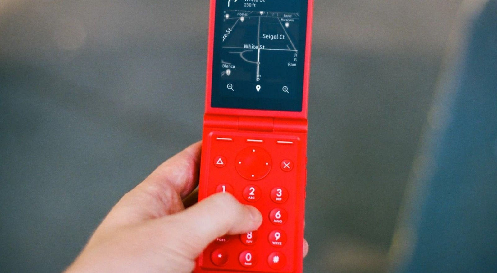 Κουράστηκες με τα smartphones; Νέο flip phone “σπάει” την εξάρτηση και αποθεώνει τα ’90s