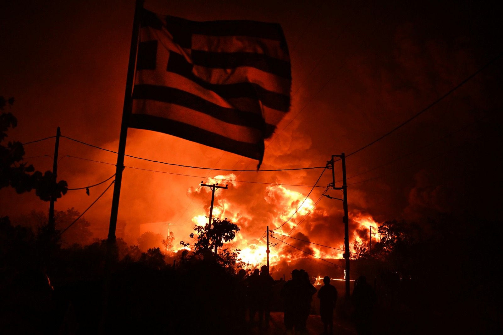 Εικόνες ολικής καταστροφής από τη φωτιά στο Ωραιόκαστρο - Κάηκαν εργοστάσια και βιοτεχνίες