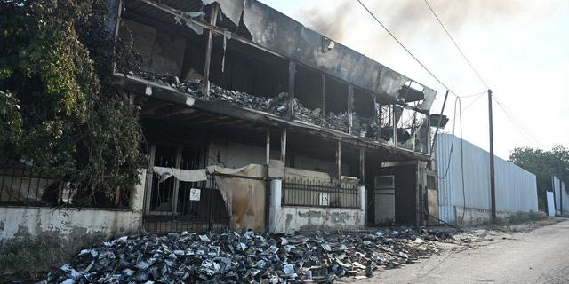 Εικόνες ολικής καταστροφής από τη φωτιά στο Ωραιόκαστρο – Κάηκαν εργοστάσια και βιοτεχνίες