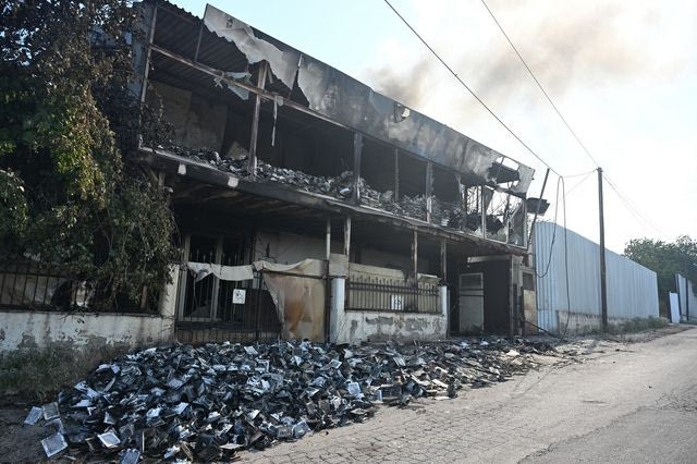 Εικόνες ολικής καταστροφής από τη φωτιά στο Ωραιόκαστρο – Κάηκαν εργοστάσια και βιοτεχνίες