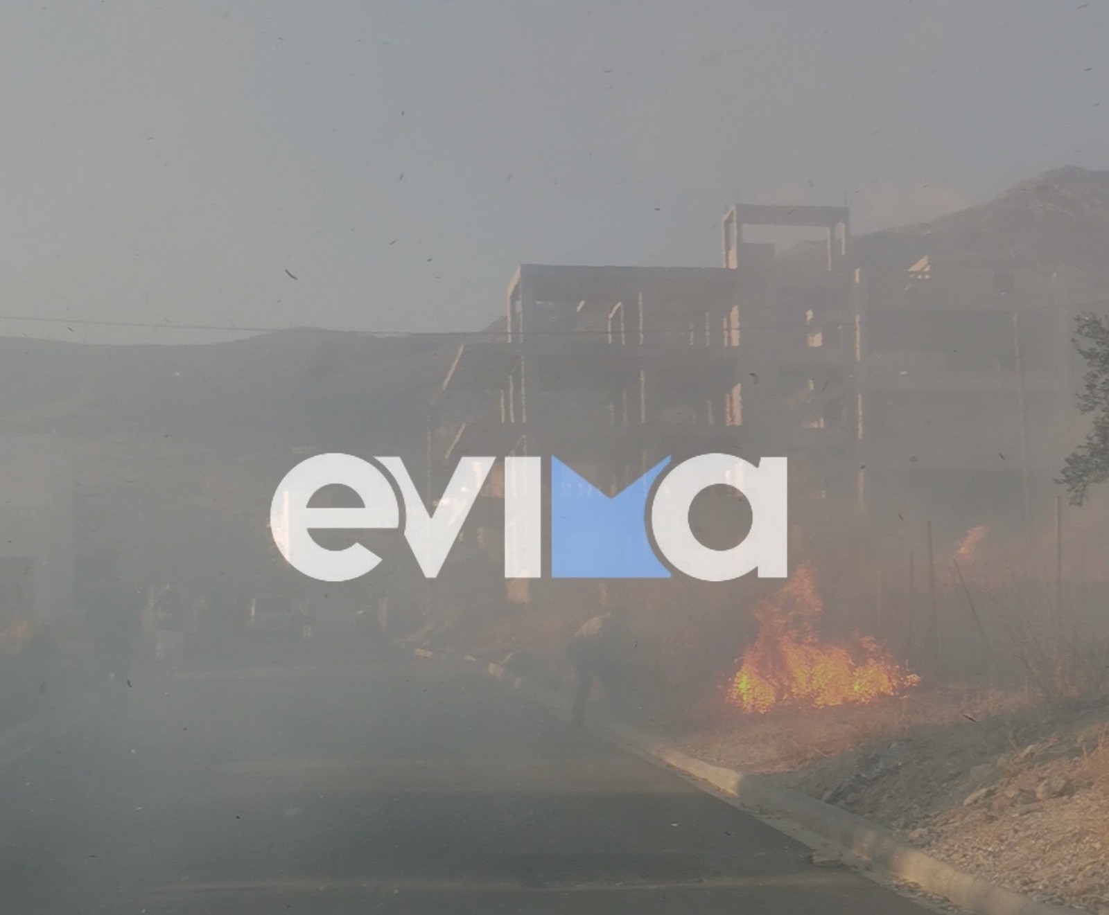 Μεγάλη φωτιά στην Κάρυστο κοντά σε σπίτια – Μήνυμα από 112 για εκκένωση