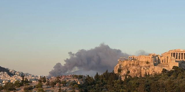 Βελτιωμένη η εικόνα της φωτιάς στο κτίριο του Badminton στο Πάρκο Γουδή