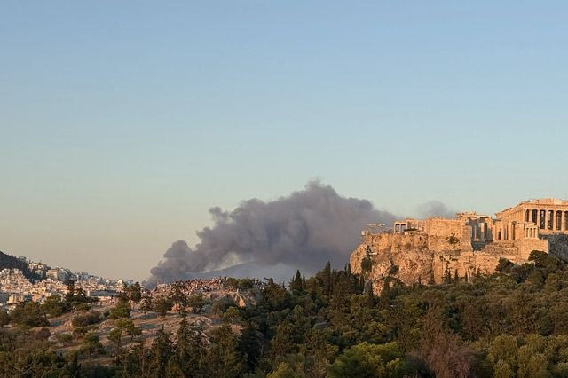 Βελτιωμένη η εικόνα της φωτιάς στο κτίριο του Badminton στο Πάρκο Γουδή