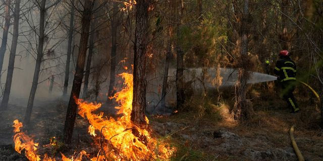 Γαλλία: Η ζέστη και οι άνεμοι ξαναφουντώνουν τη φωτιά στη Ζιρόντ
