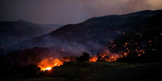 Ολονύχτια μάχη με τις φλόγες και τους ανέμους σε Κρήτη και Λέσβο – Τρεις νεκροί πυροσβέστες