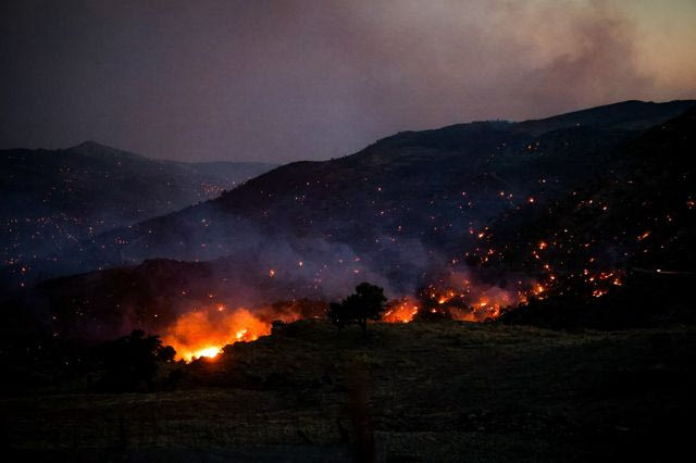 Ολονύχτια μάχη με τις φλόγες και τους ανέμους σε Κρήτη και Λέσβο – Τρεις νεκροί πυροσβέστες
