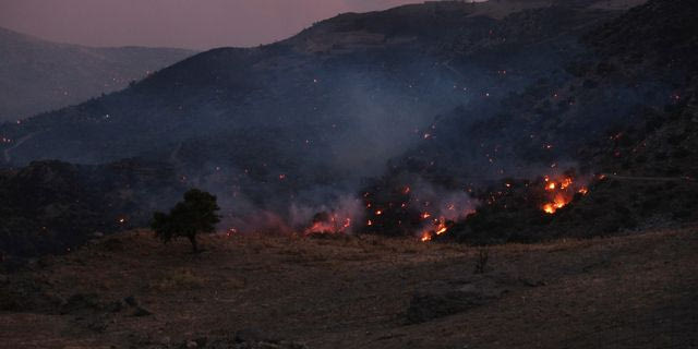 Κοντά σε σπίτια καίει η φωτιά στην Πάρο – 59 οι απεγκλωβισμένοι από την Πρέβελη