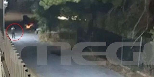 Η στιγμή που 50χρονος βάζει φωτιά στην Άνοιξη – Βίντεο ντοκουμέντο