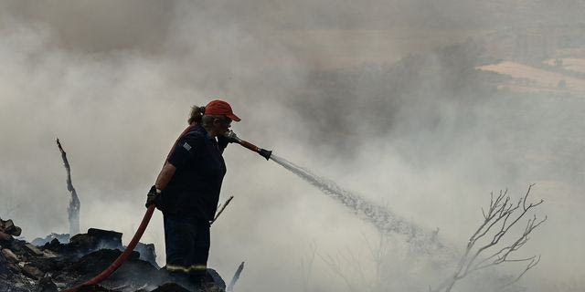 Πυροσβέστης σε επιχείρηση κατάσβεσης φωτιάς (αρχείου)