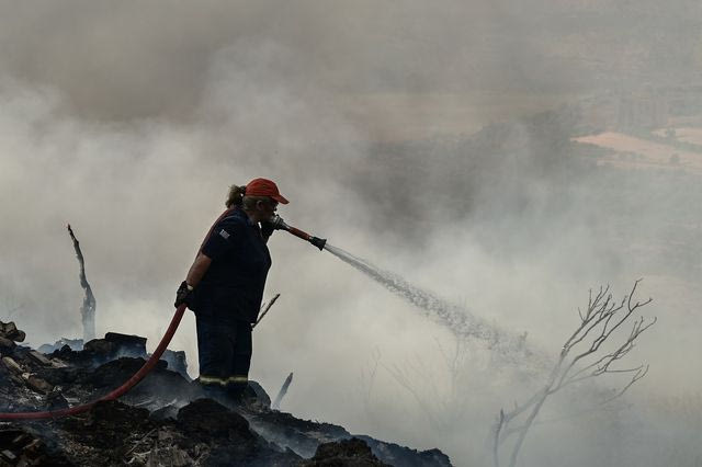 Πυροσβέστης σε επιχείρηση κατάσβεσης φωτιάς (αρχείου)
