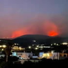 Φωτιά στην Πάρο: Ολονύχτια μάχη με τις φλόγες και τους ανέμους – Μεγάλες αναζωπυρώσεις