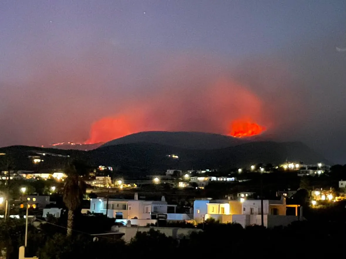 Φωτιά στην Πάρο: Ενισχύονται οι δυνάμεις - Ισχυροί άνεμοι δυσχεραίνουν την κατάσβεση