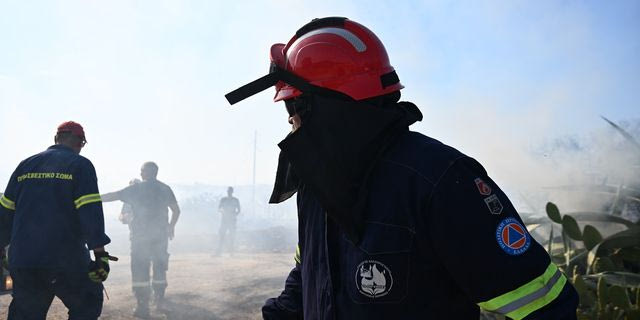 Μεγάλη φωτιά στο Αδάμι Αργολίδας – Επιχειρούν και εναέρια μέσα
