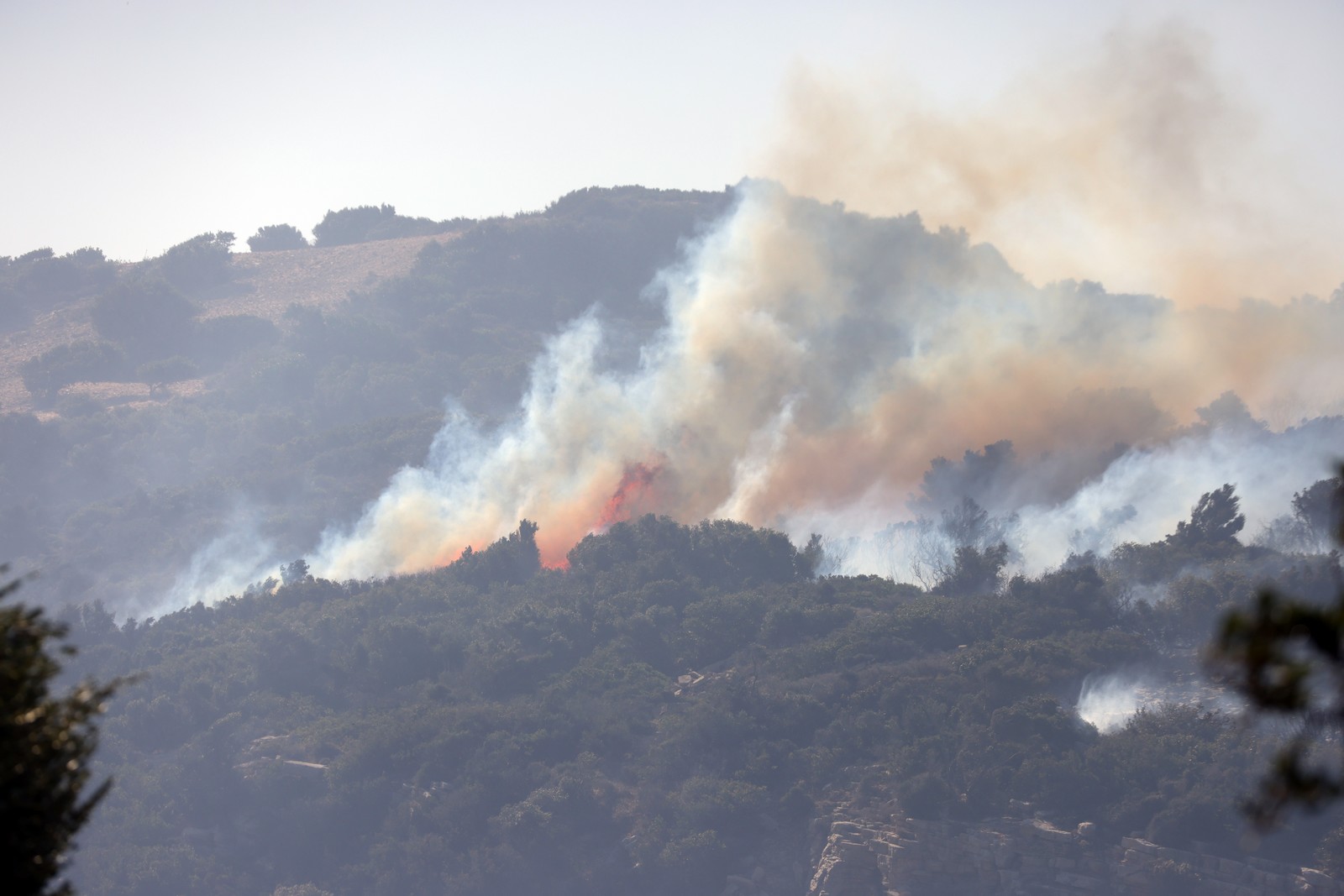 Φωτιές: Μάχη με τις φλόγες σε Αχαΐα και Ρέθυμνο – Αναζωπυρώσεις στην Πάρο